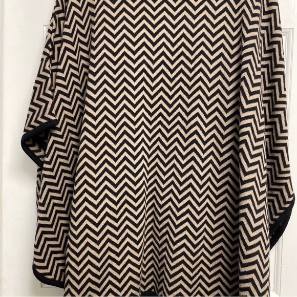 Liz Claiborne Sweater Poncho L/XL Black and Beige Chevron leather buckle closure - Picture 12 of 12